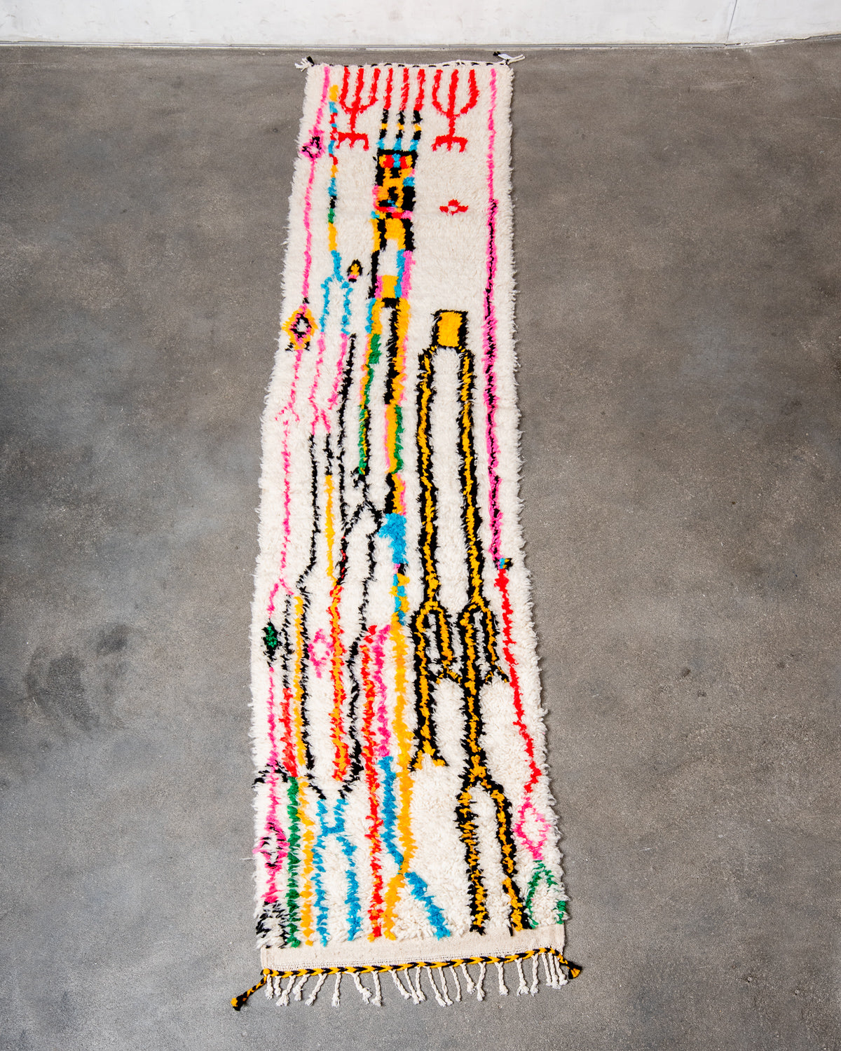 Modern designer handcrafted Berber rug from Morocco. Azilal rug with beautiful colors and patterns. Made of sheep’s wool and colourful cotton.